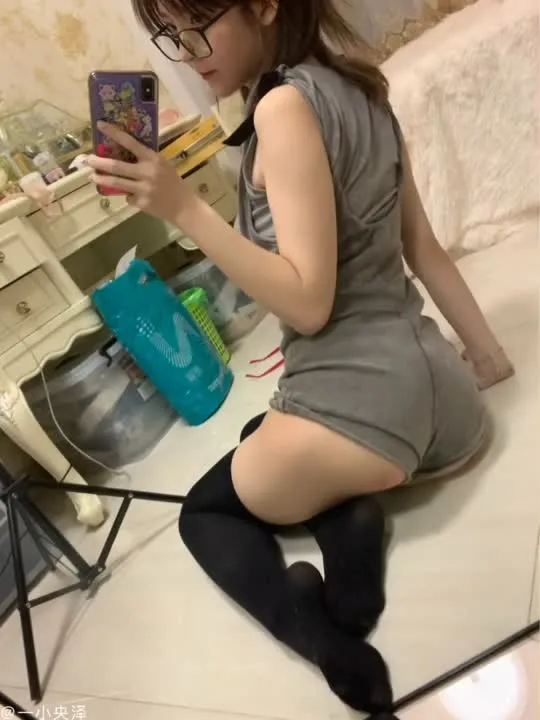 一小央泽 cosplay album Yixiaoyangze: Kehidupan Harian Kecil Zege dalam Overol Vakum & Stoking Paha Tinggi - Video 11