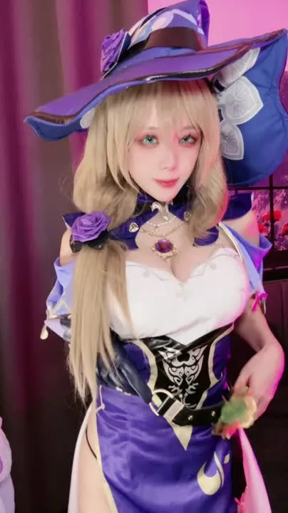 九言 cosplay album Jiuyan sebagai Lisa Memesona dari Genshin Impact - Video 32