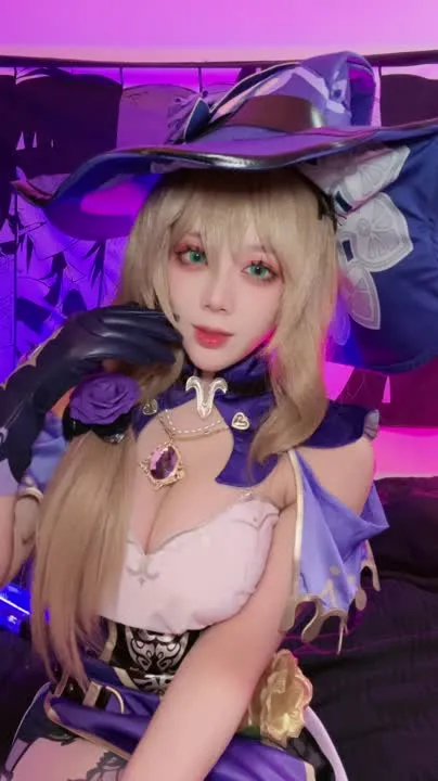 九言 cosplay album Jiuyan sebagai Lisa Memesona dari Genshin Impact - Video 35