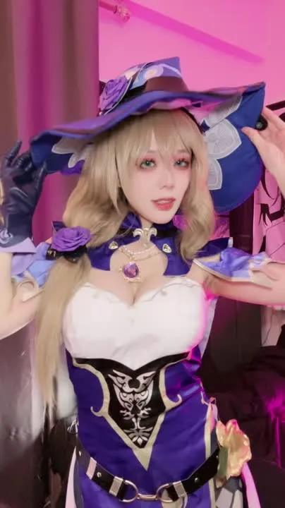 九言 cosplay album Jiuyan sebagai Lisa Memesona dari Genshin Impact - Video 49