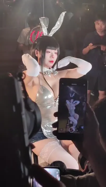 九言 cosplay album 지우옌: 2025 불개미 만화콘 실버 버니 걸 - Video 108