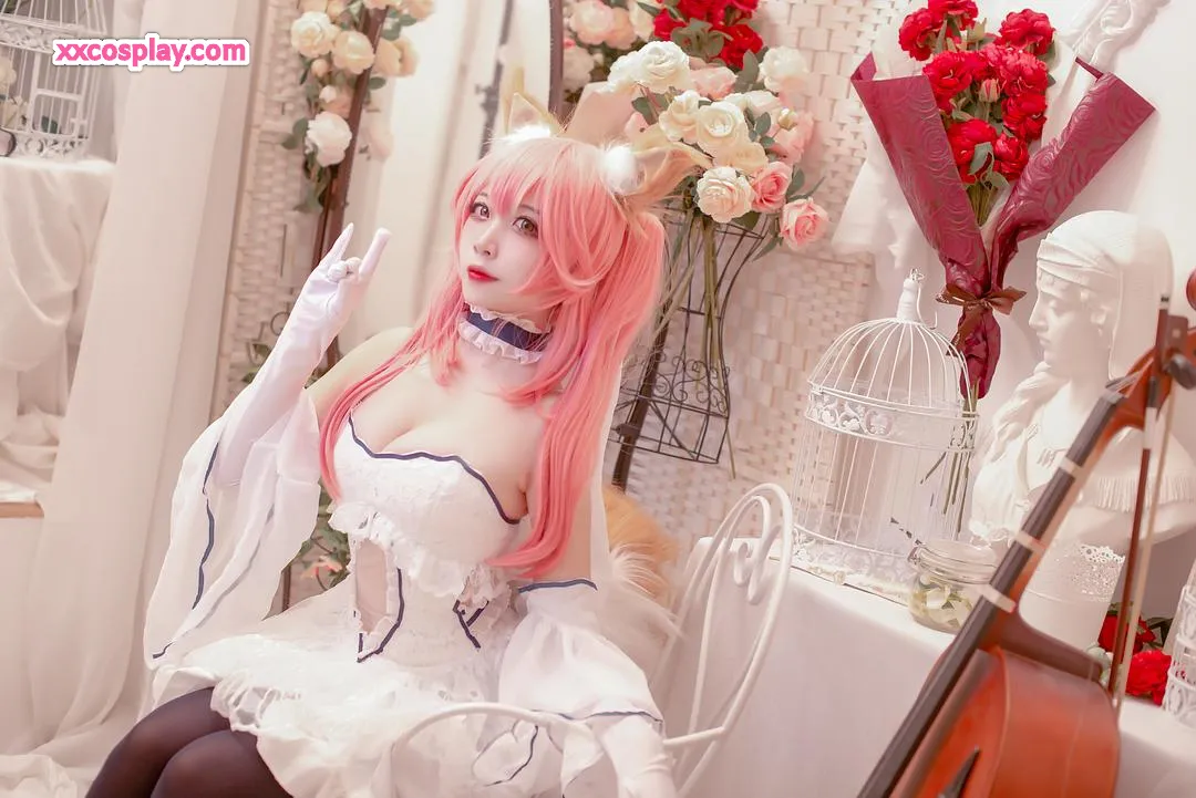 Kosplay Gaun Pengantin Tamamo no Mae oleh Nisa