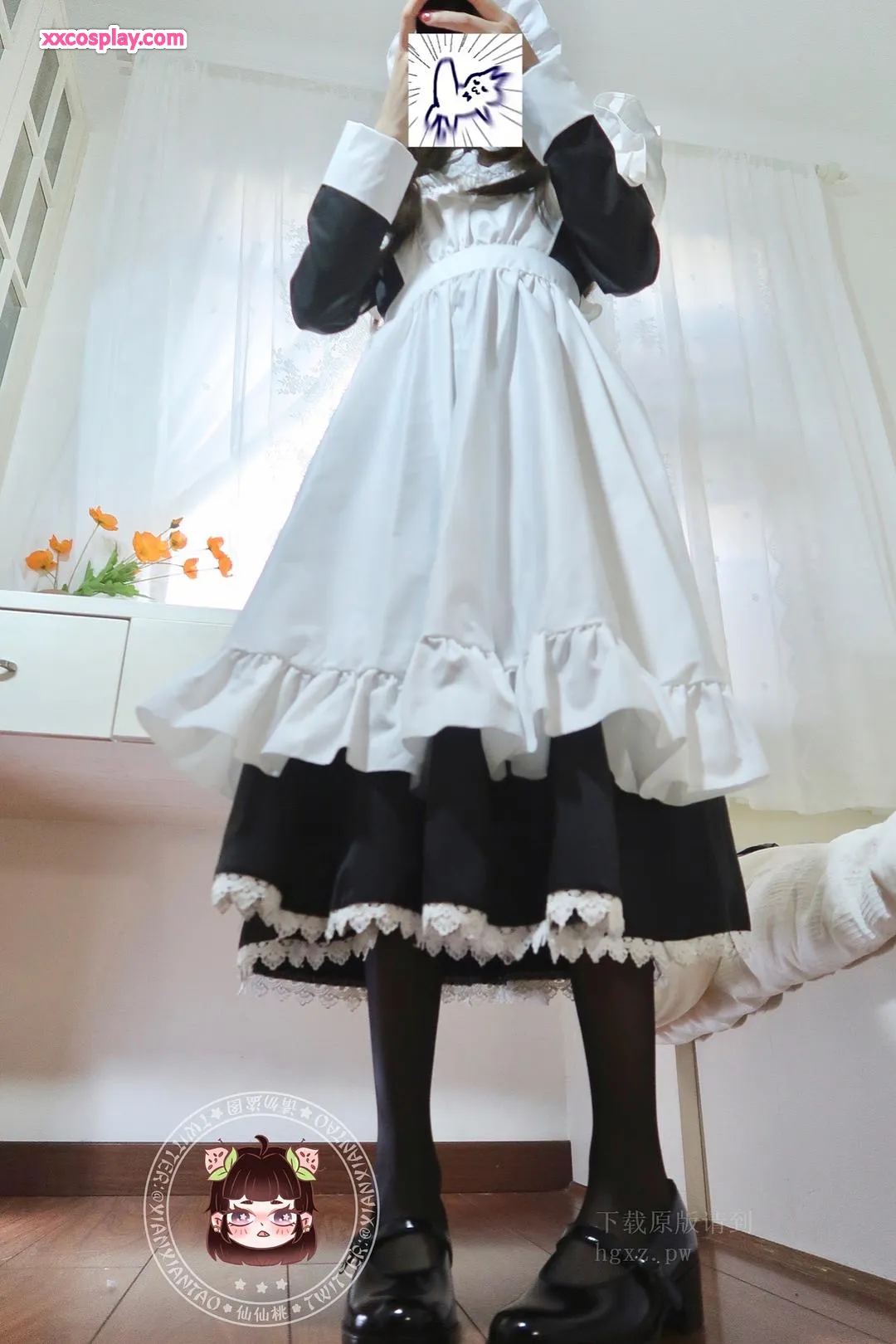 Xianxian Tao: Schwarze Seidenstrümpfe-Maid