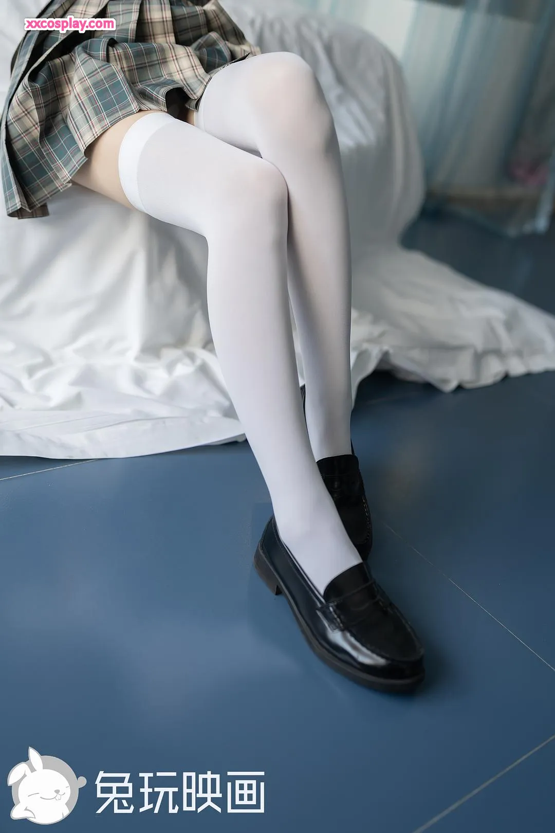 Tuwanying : Fille en uniforme scolaire dans la chambre bleue