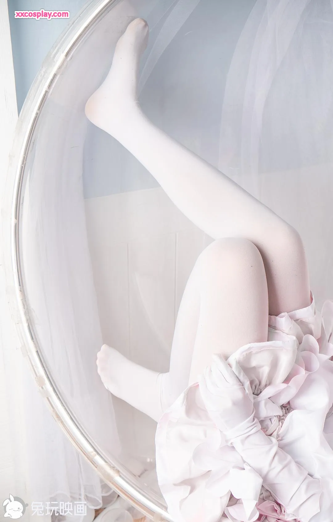 Tuwan Yinghua - Fruit Leg Girl in White Stockings
