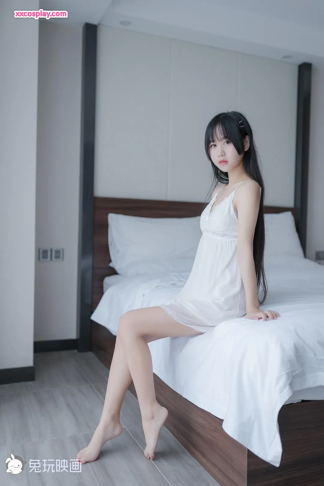 Tuwanyinghua dalam Gaun Renda Putih Halus