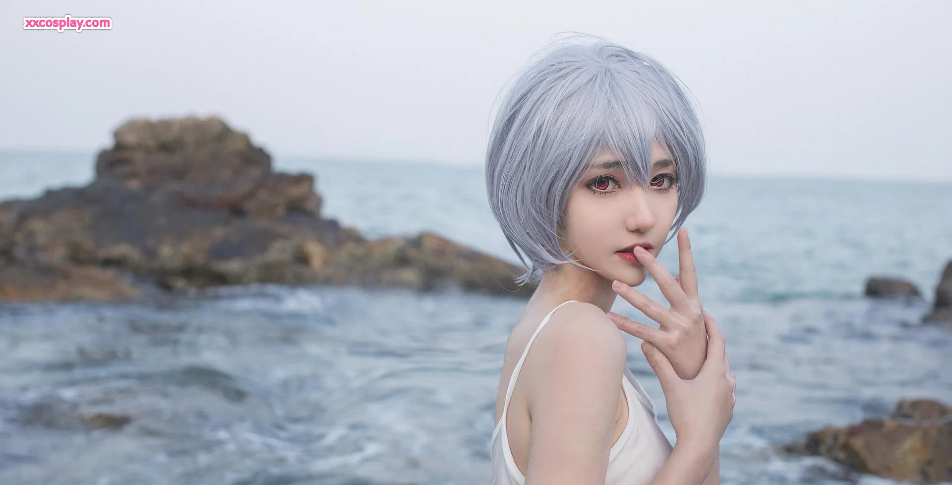 Minamimomo Momoko en Rei Ayanami en robe blanche