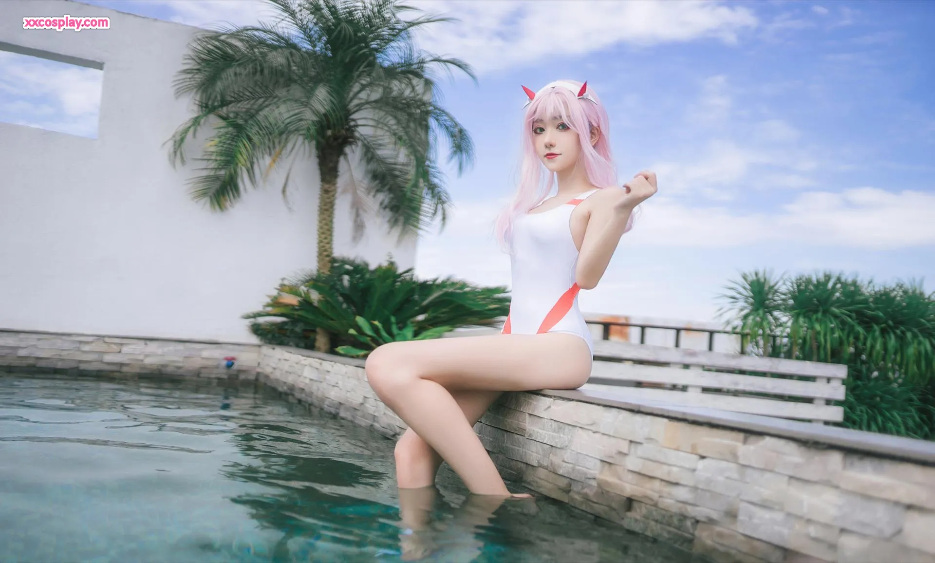Momoko Nantao bilang Zero Two Swimsuit