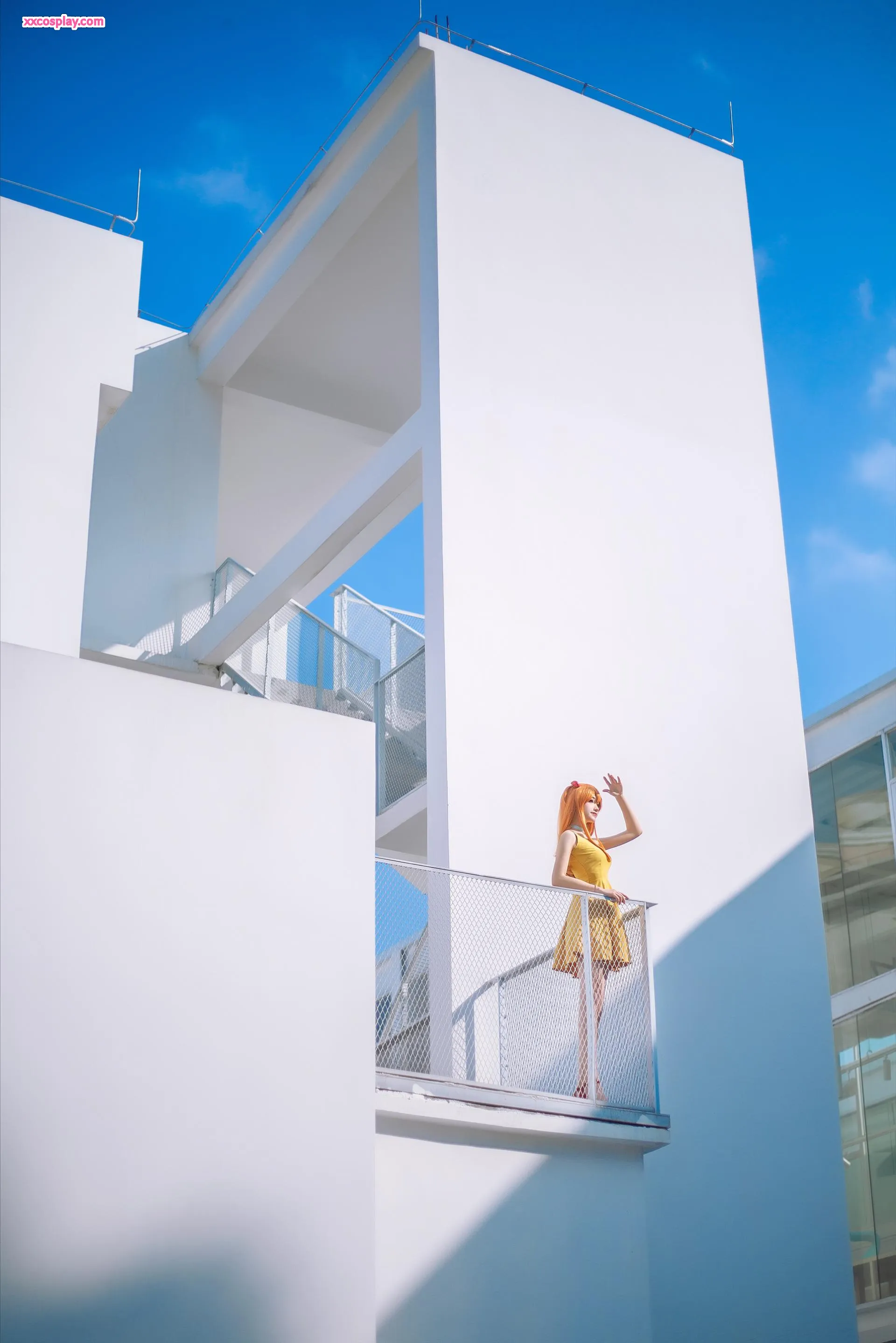 Nantao Momoko en Asuka Langley Soryu en Robe Jaune