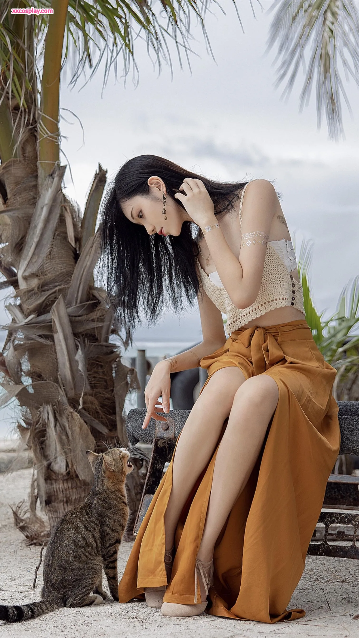 Minami Momoko : Séduction Jaune Tropicale