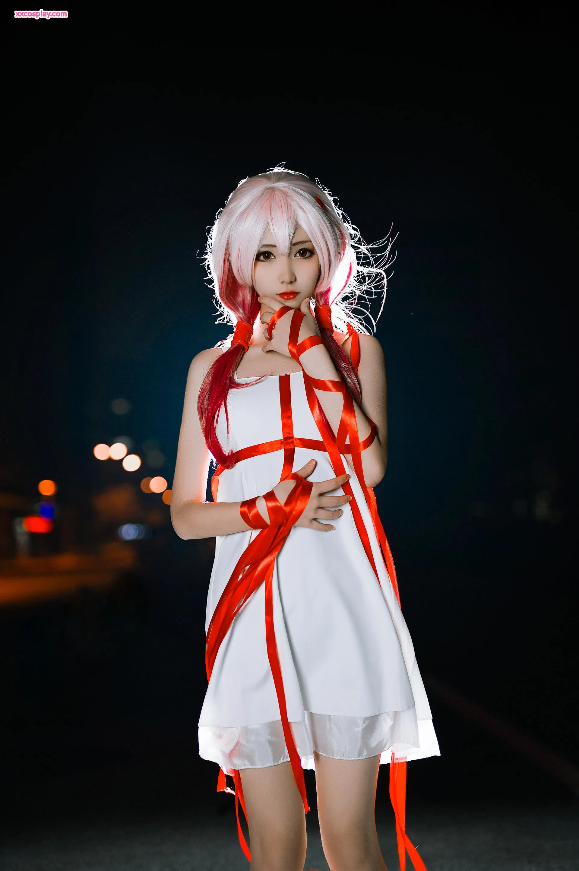 นันเถา โมโมโกะ เป็น Inori Yuzuriha ชุดเดรสสีขาว