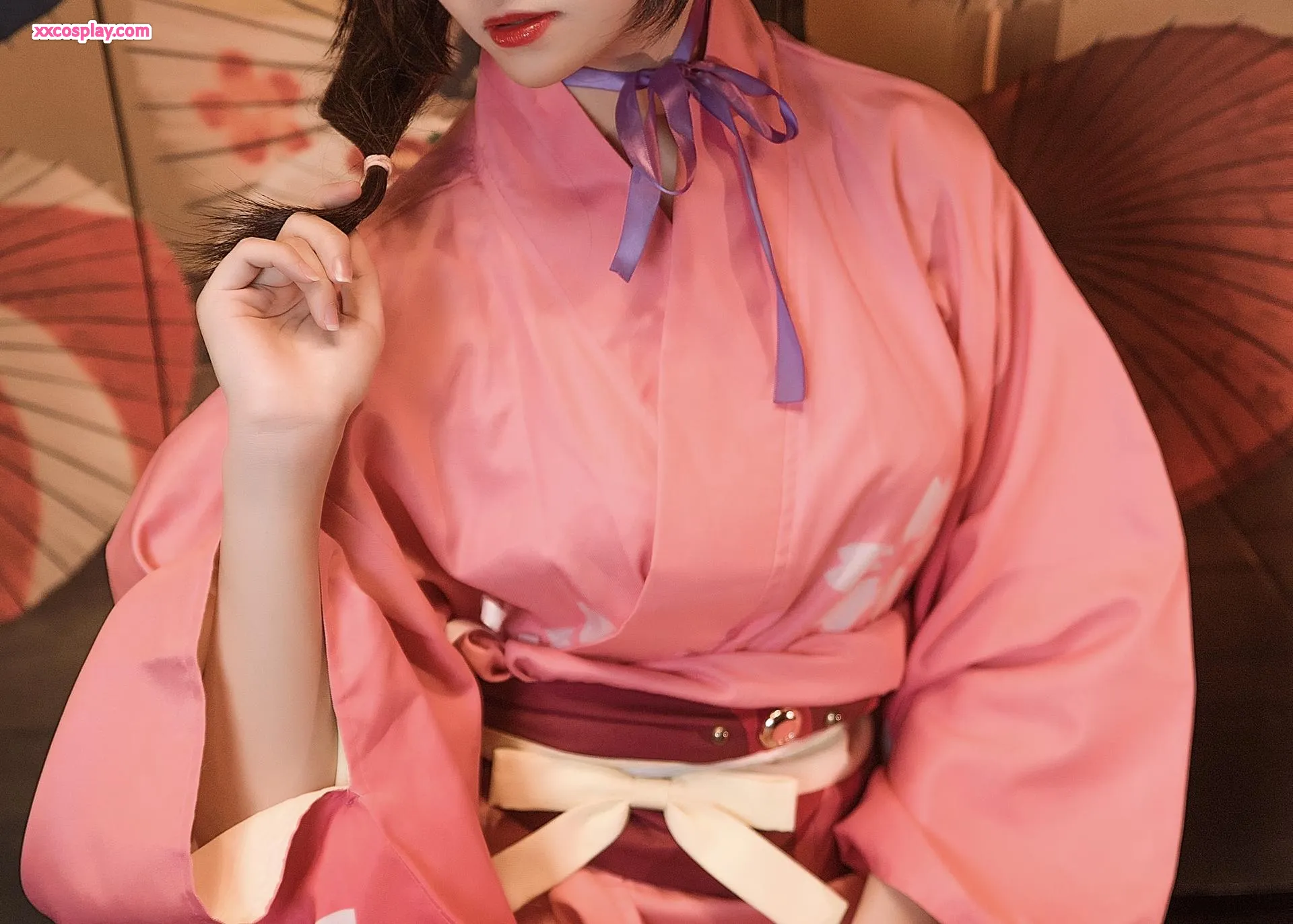 Nantao Momoko : Yukata rose enchanteresse en automne