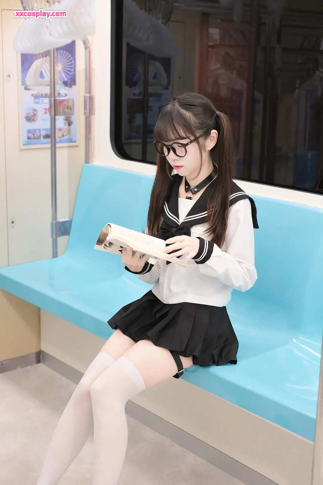 Keke Little White Rabbit: Cô Nữ Sinh Nghịch Ngợm Trên Tàu Điện