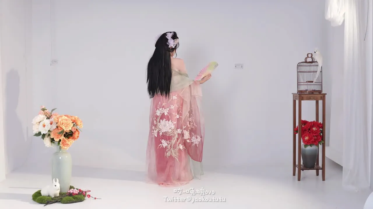 咬一口兔娘 cosplay album Yaoyikoutunv : Ivre au bord de l'étang aux lotus & Rêve du jardin - Video 51
