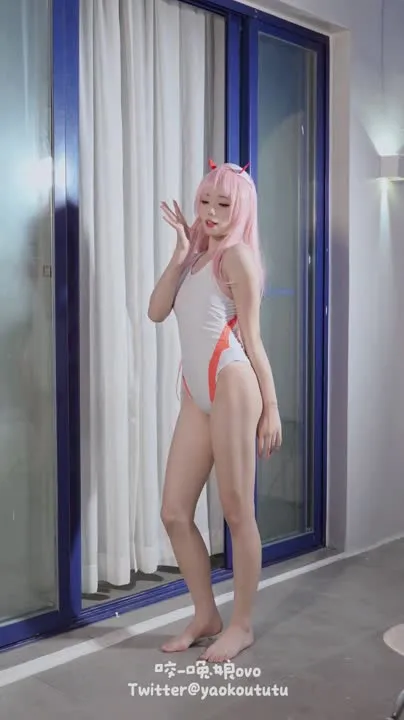 咬一口兔娘 cosplay album Yaokoututu as Zero Two: National Team Swimsuit - Video 59