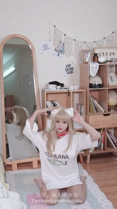 咬一口兔娘 cosplay album 咬一口兔娘：捡到一只黄豆粉 UNI 黏黏团子兔 - Video 77