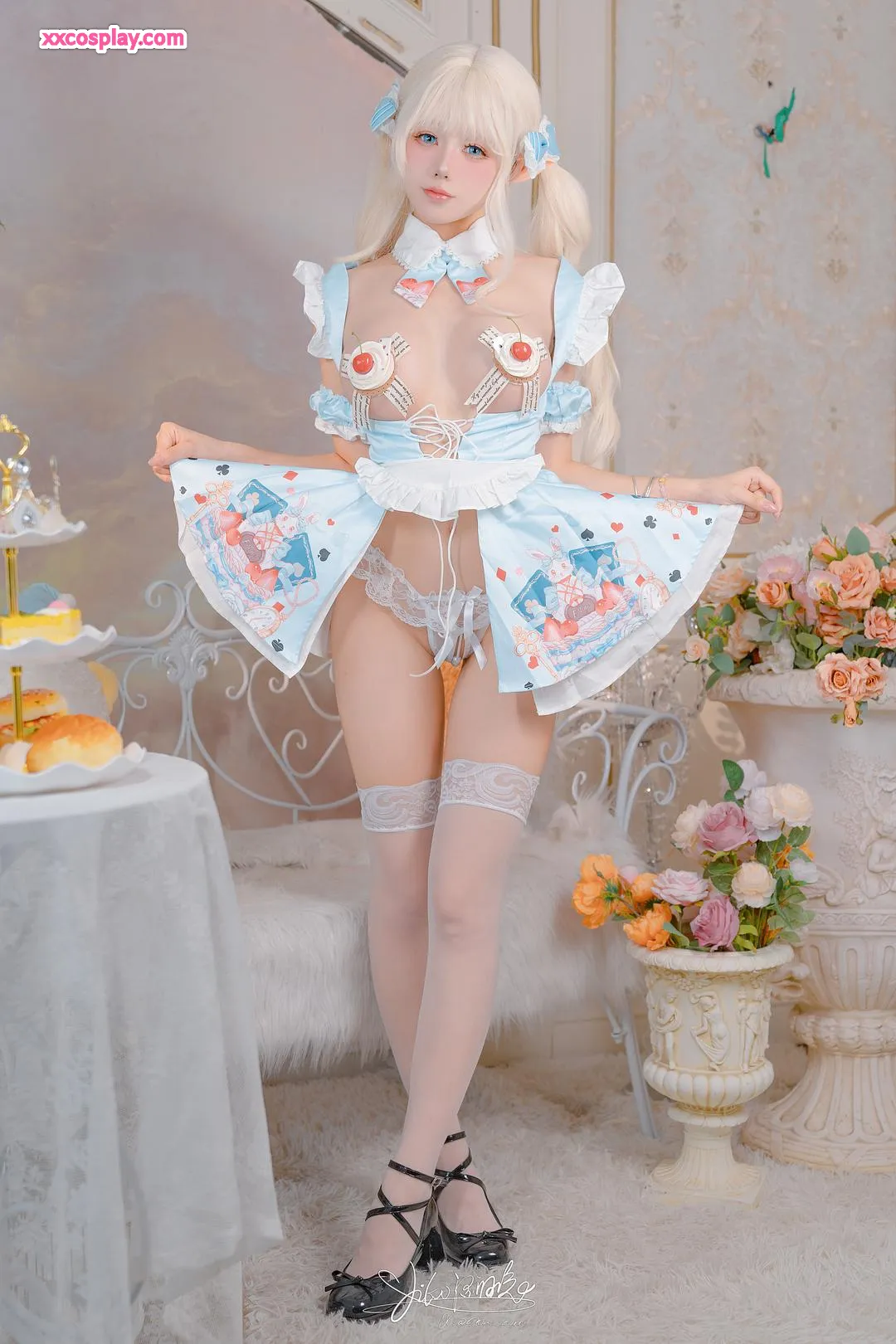 Yiko Rabbitのアリスケーキコスプレ
