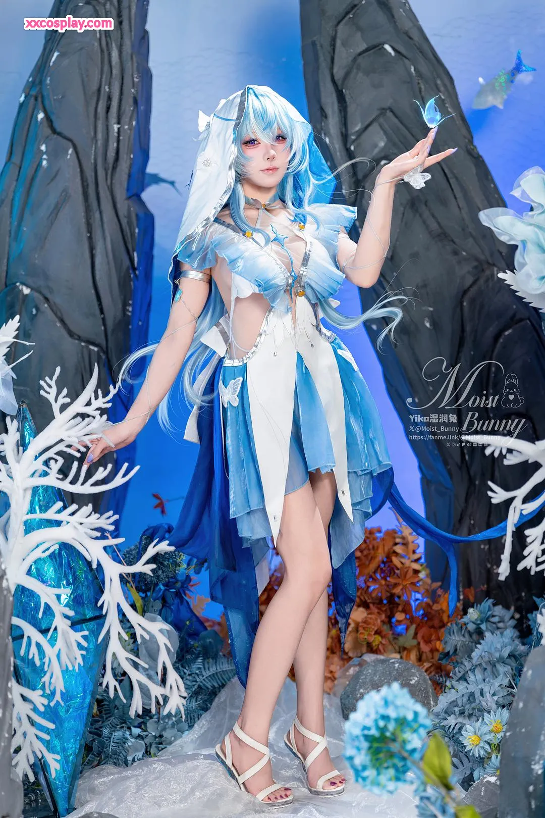 Yiko Rabbit Girl แต่งตัวเป็น Shorekeeper Bunny Cosplay จาก Wuthering Waves