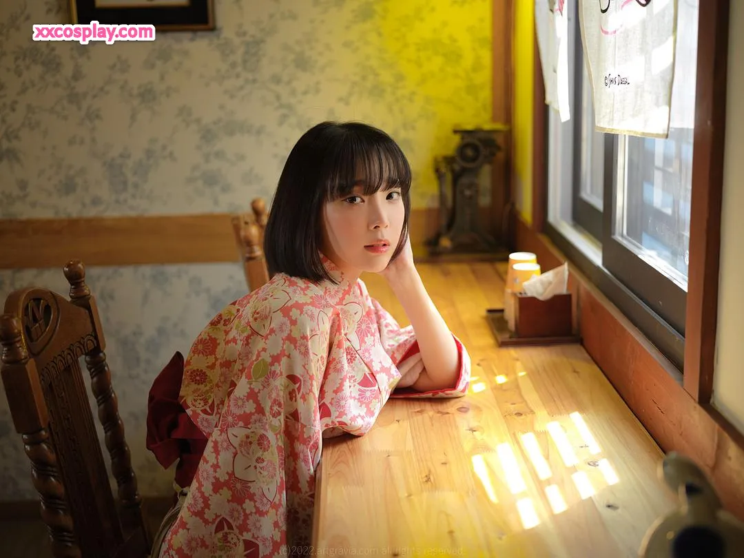 Enchanting Pink Yukata ni Kang Inkyung
