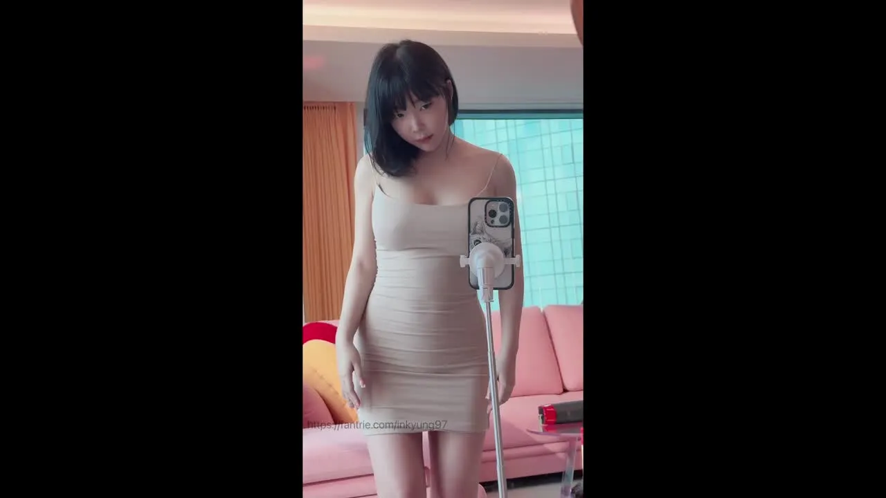 Kang Inkyung - Pose sa Harap ng Salamin