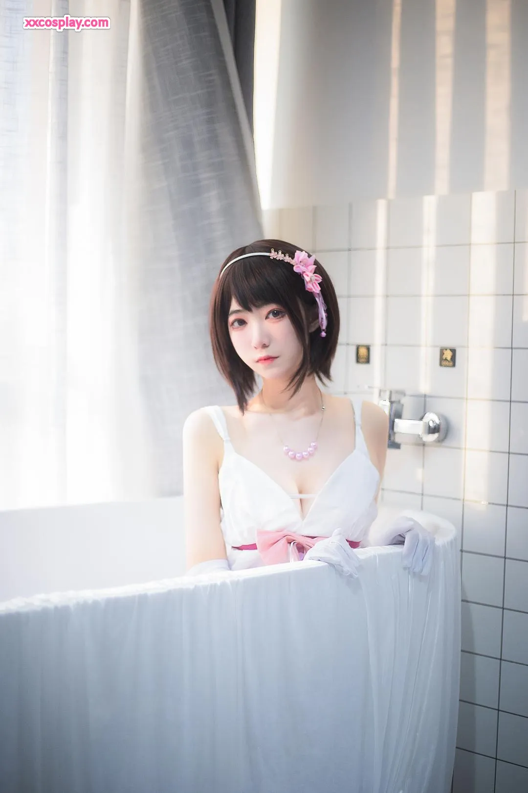 Miyamoto Sakura trong vai Kato Megumi: Phòng tắm hấp dẫn