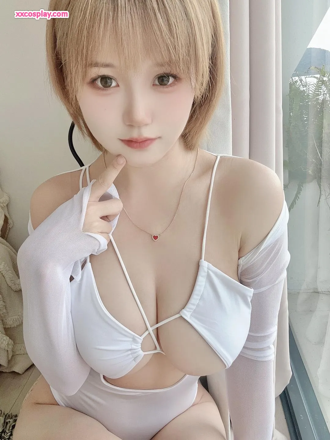 Seductive na Puting One-Piece Swimsuit ni Chiyo Ogura