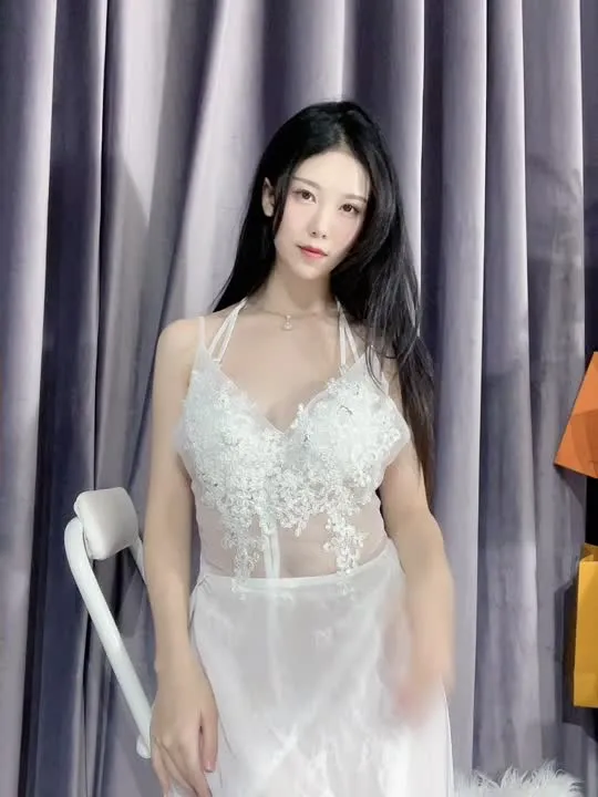 抖娘-利世 cosplay album Dou Niang Lishi - Kontras Gaun Pengantin Ringan - Video 30