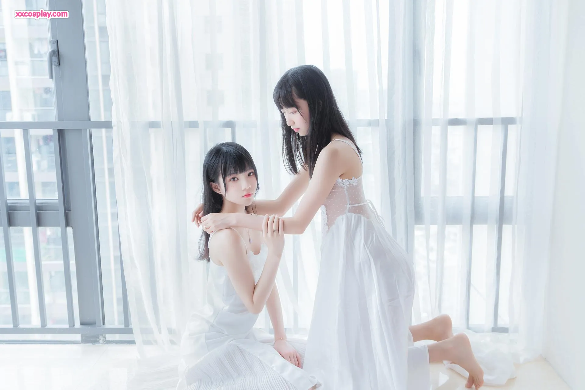 Mumianmian OwO & Sakura Tao Miao: Pagi yang Elegan dalam Rok Panjang Lace Putih