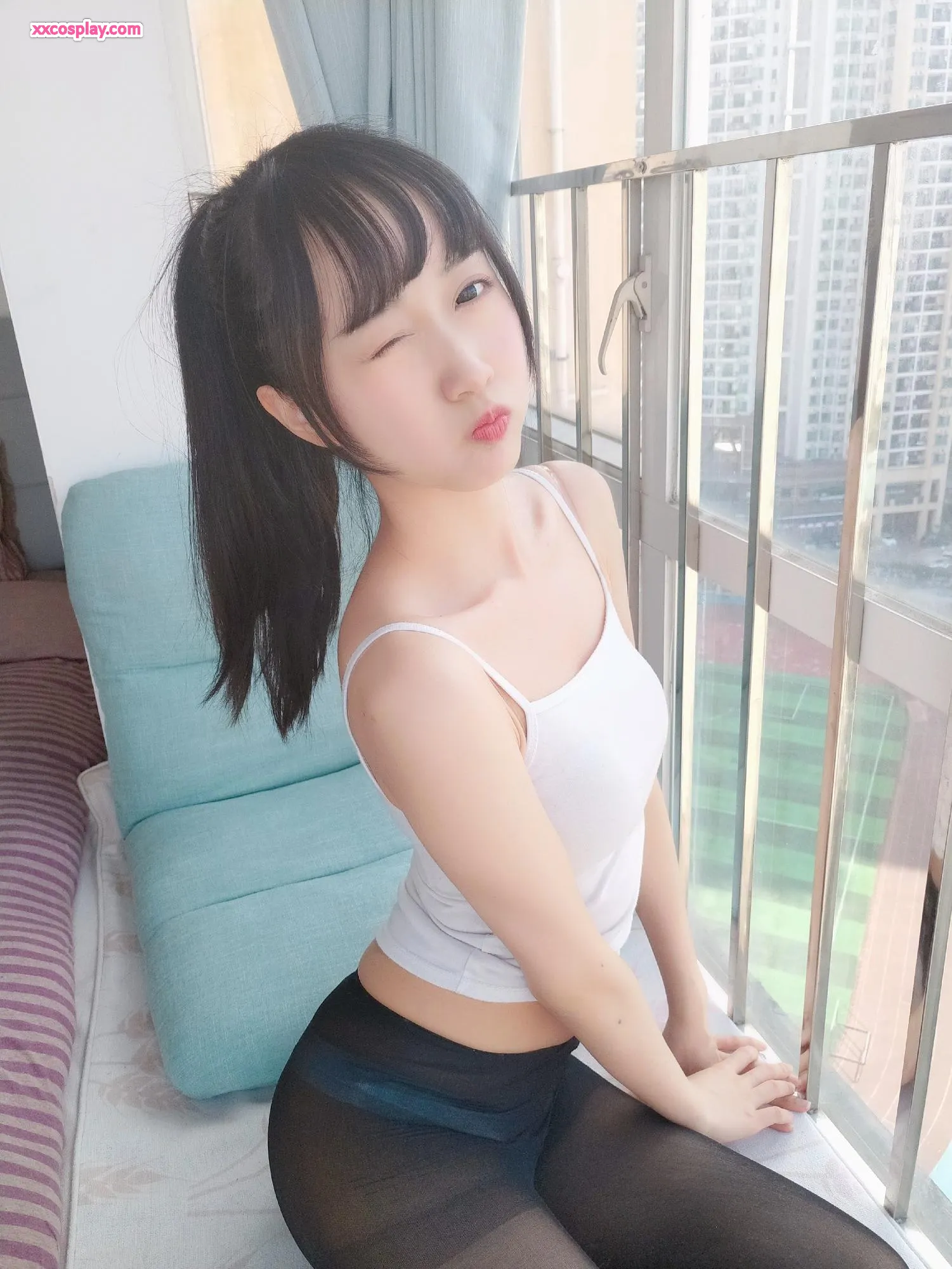 Selfie Menggoda Mumianmian OwO di Kaos Kaki Jaring
