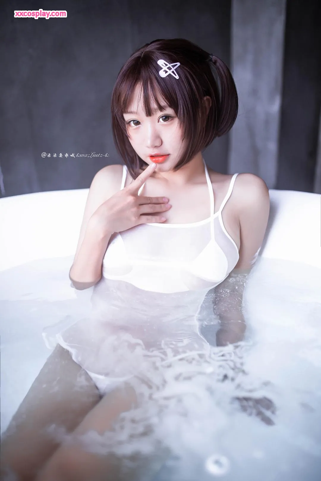 Qiqi Yao Guai Oh: Sukumizu Swimsuit na Puting Malinaw sa Spa