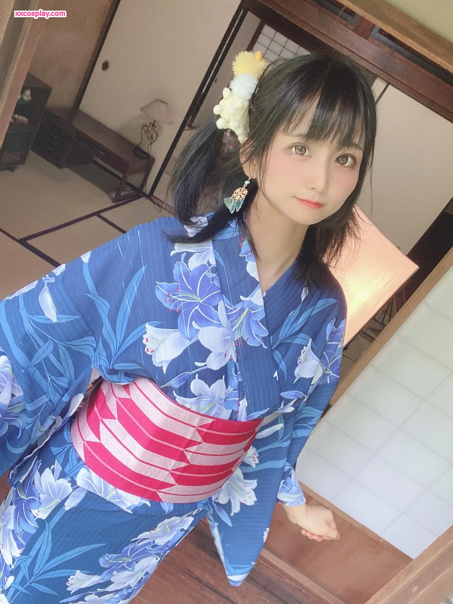 Le ravissant yukata bleu aux lys de Yanagimaru