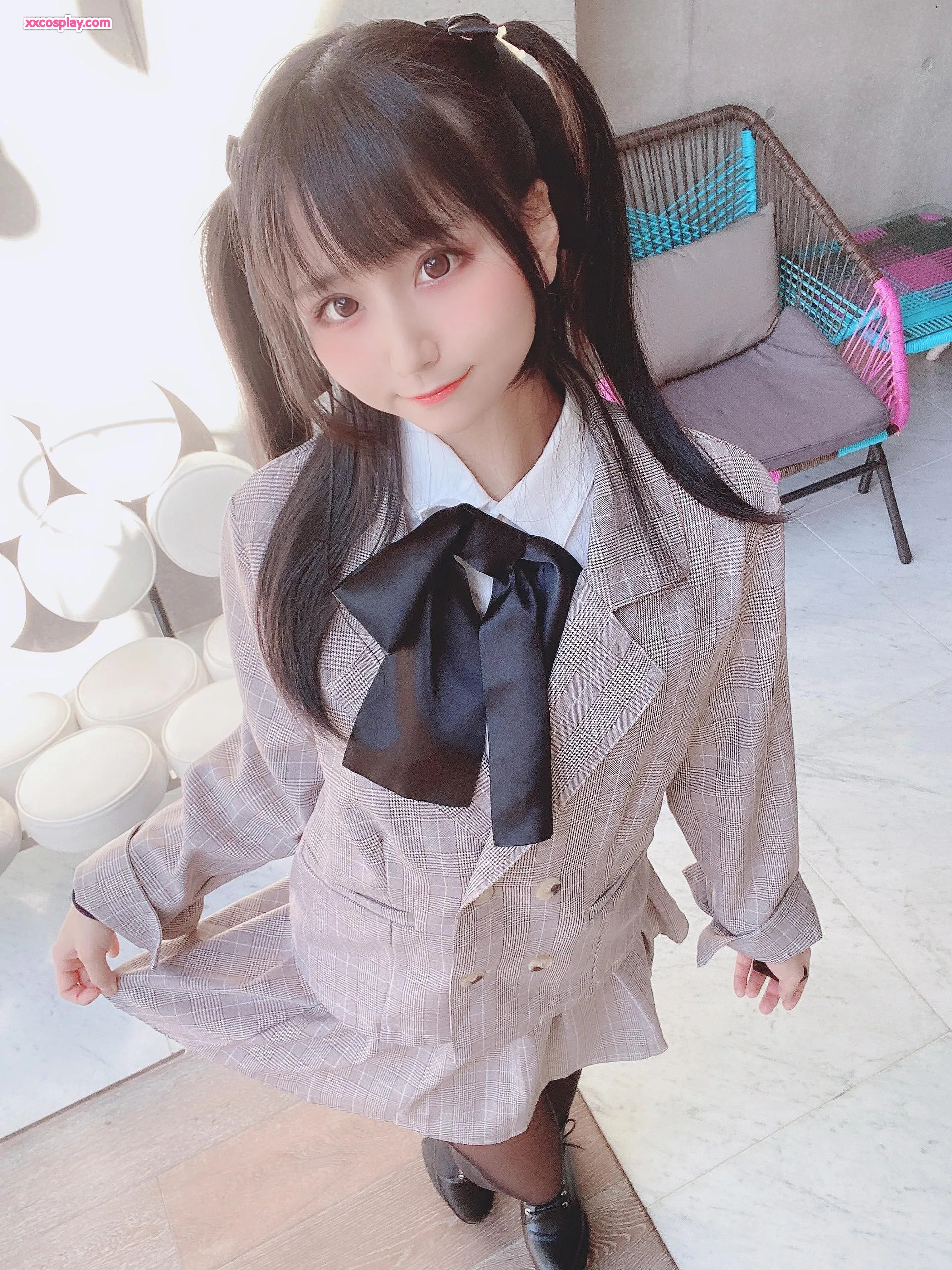 Yanagimaru en uniforme scolaire à carreaux rose