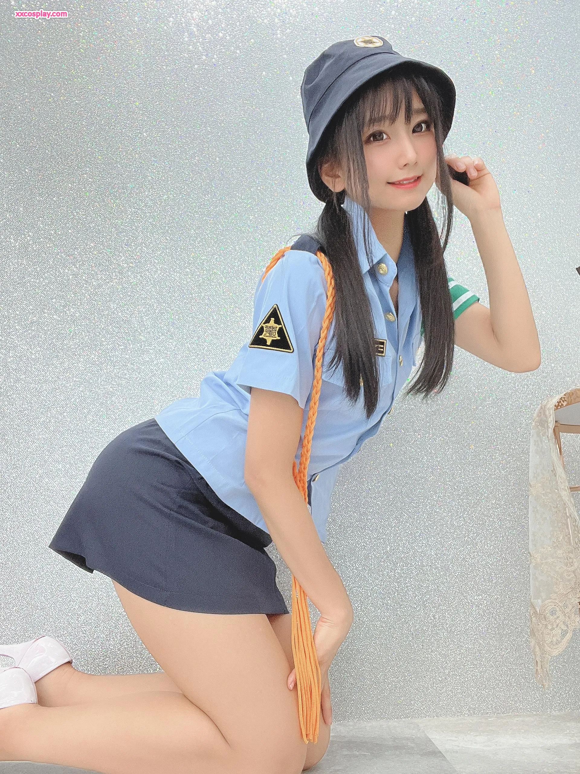 Yanagimarus verführerische High-Leg-Polizeuniform