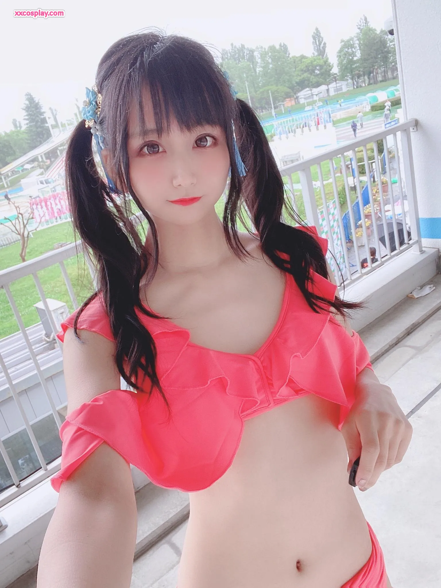 Maillot de bain froncé rose magnifique de Yanagimaru & calendrier d'août