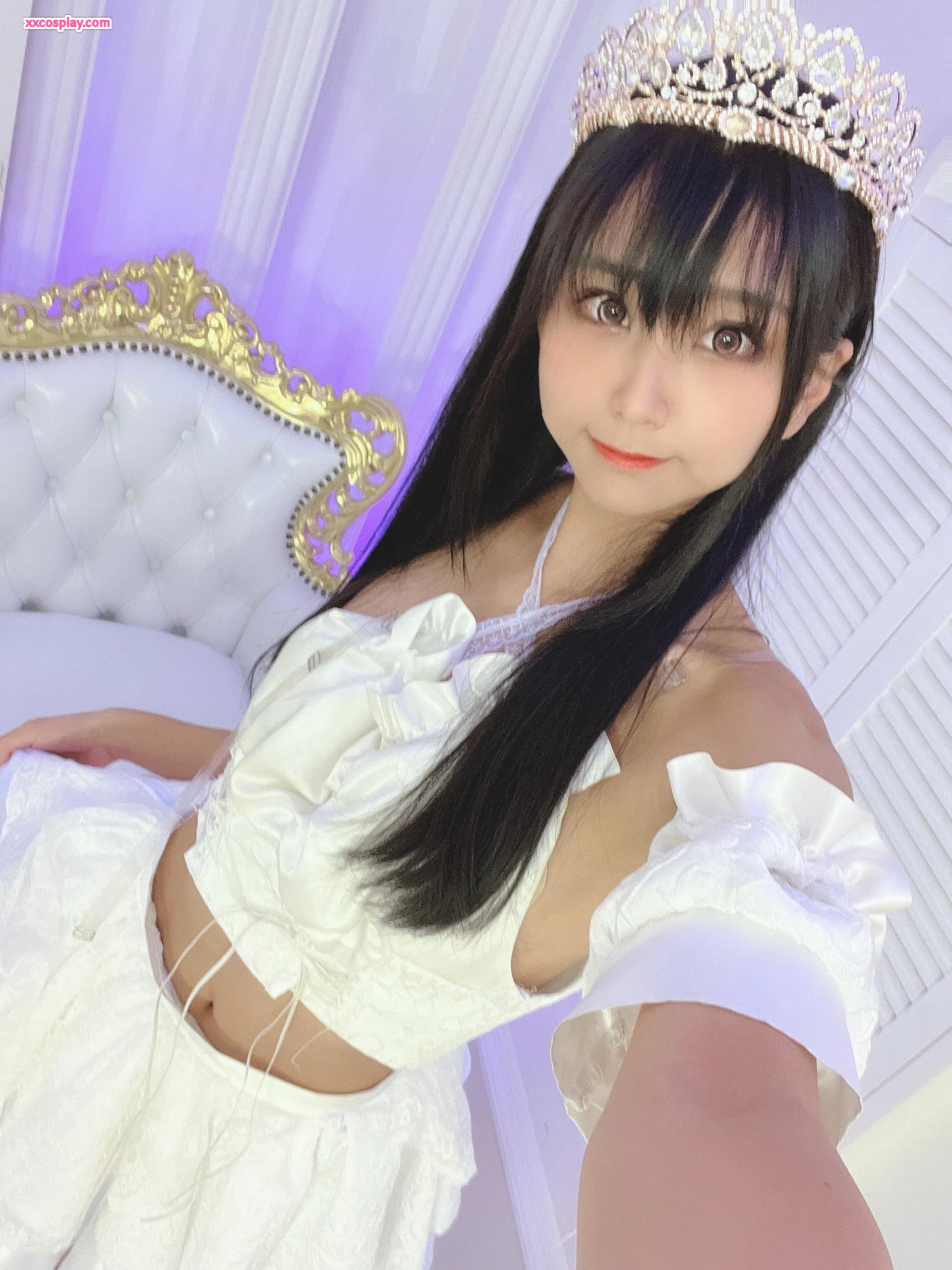 La Princesse Élégante en Robe de Dentelle de Yanagimaru