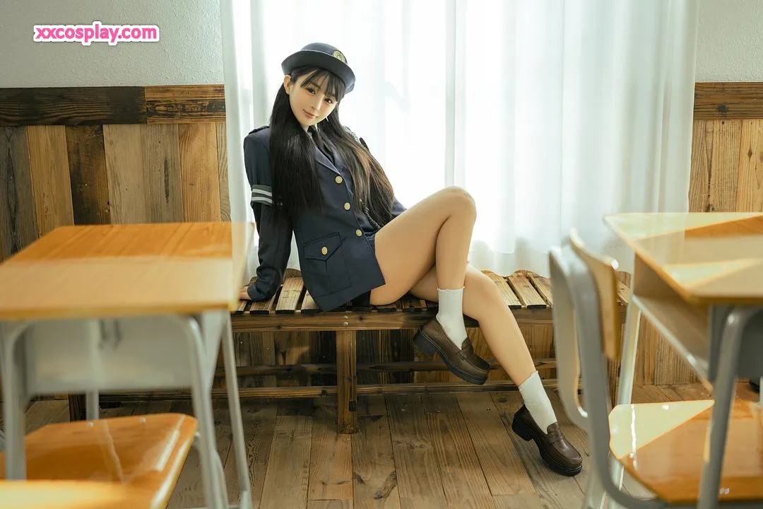 Sakurai Ningning en Nakano Miki - Uniforme de police scolaire séduisante