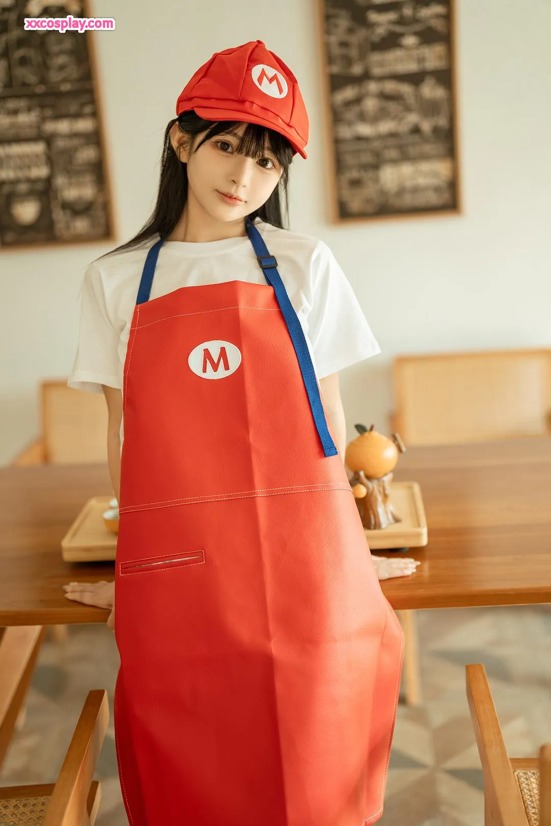 Sakurai Ningning: Mario Apron Cosplay
