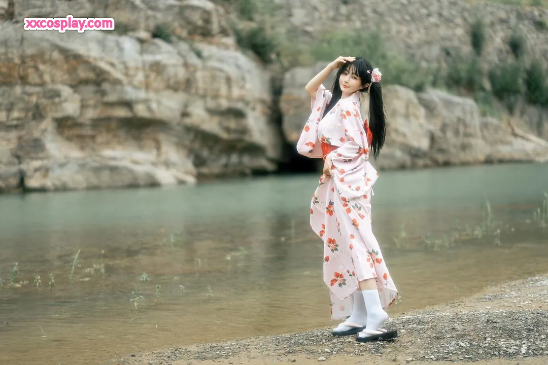 Le Yukata envoûtant de Sakurai Ningning au bord de la rivière