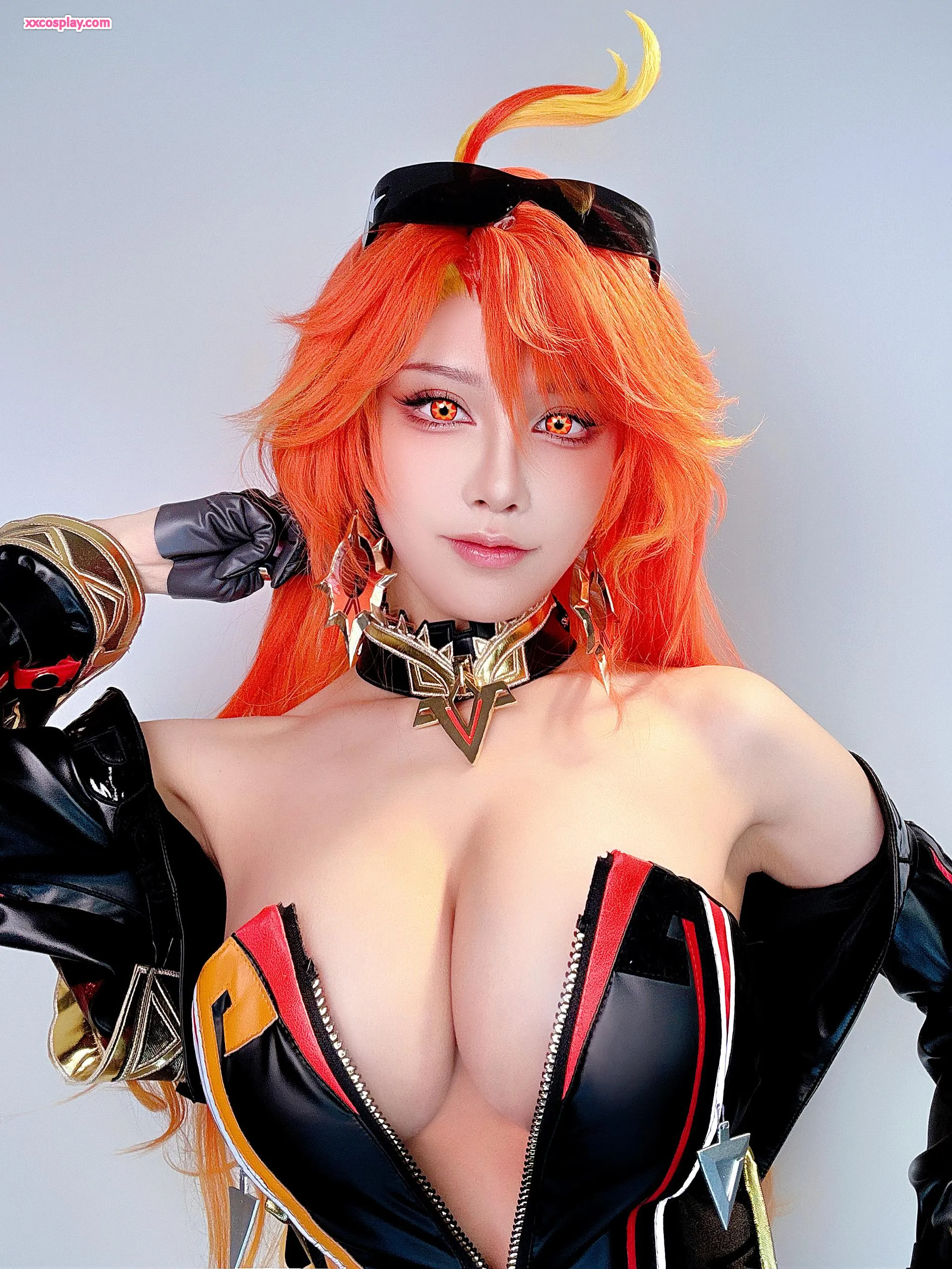 Shui Miao como Mavuika: Cosplay em Látex Flamejante