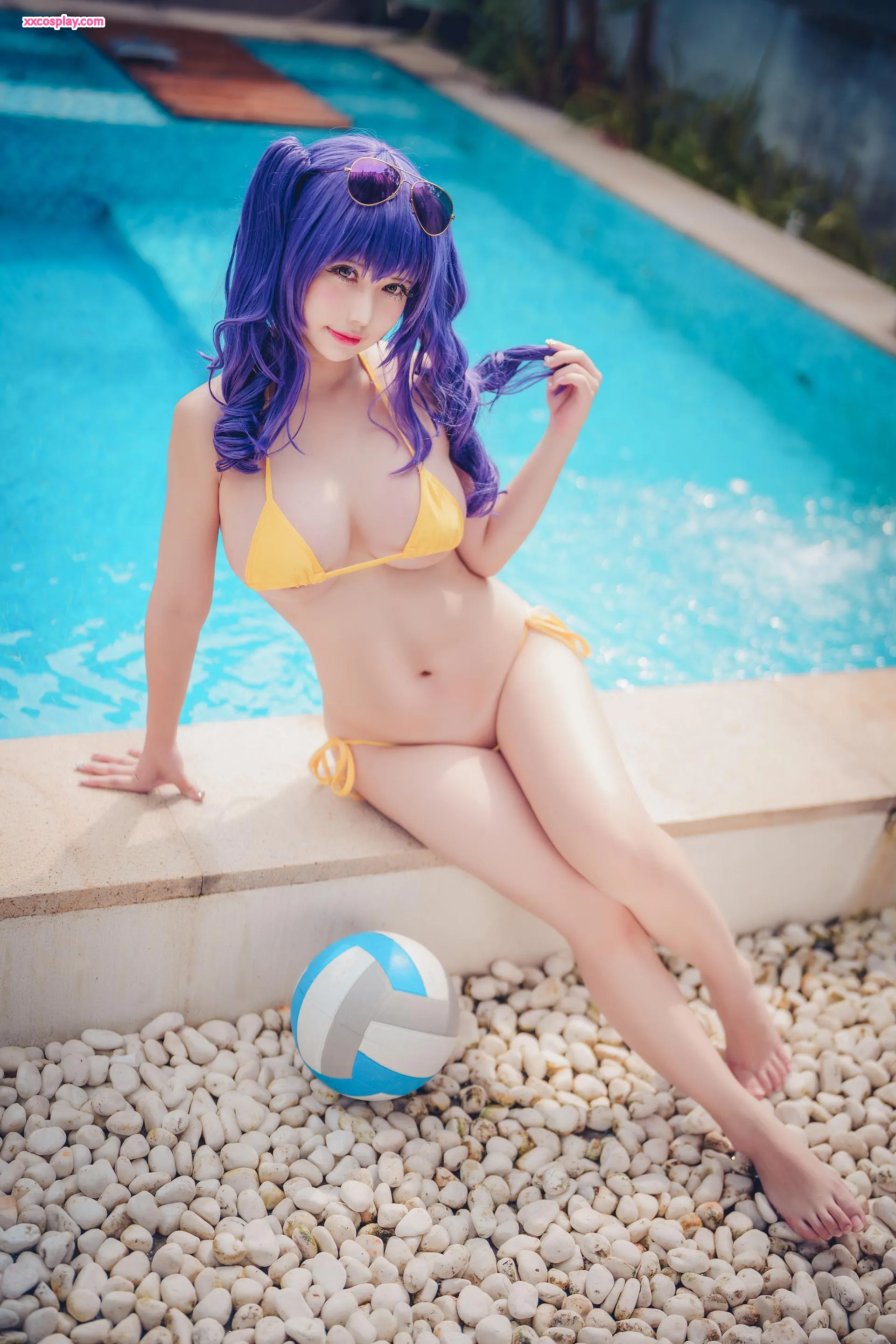 รินกะ โอกิตะ เป็น Pola - Azur Lane ชุดว่ายน้ำริมสระว่ายน้ำ