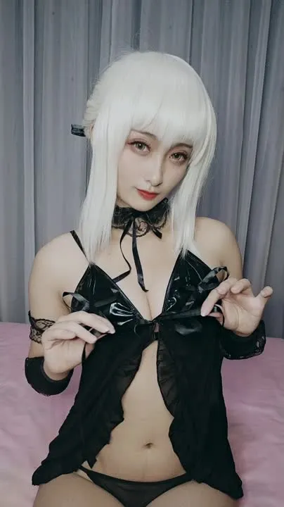 洛璃 LoLiSAMA cosplay album 洛璃 LoLiSAMA 黑呆睡衣王座：FGO 贞德·奥尔塔 睡衣王座 - Video 33