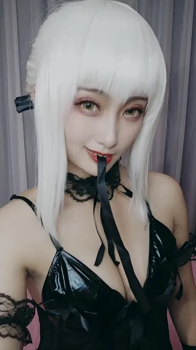 洛璃 LoLiSAMA cosplay album 洛璃 LoLiSAMA 黑呆睡衣王座：FGO 贞德·奥尔塔 睡衣王座 - Video 34