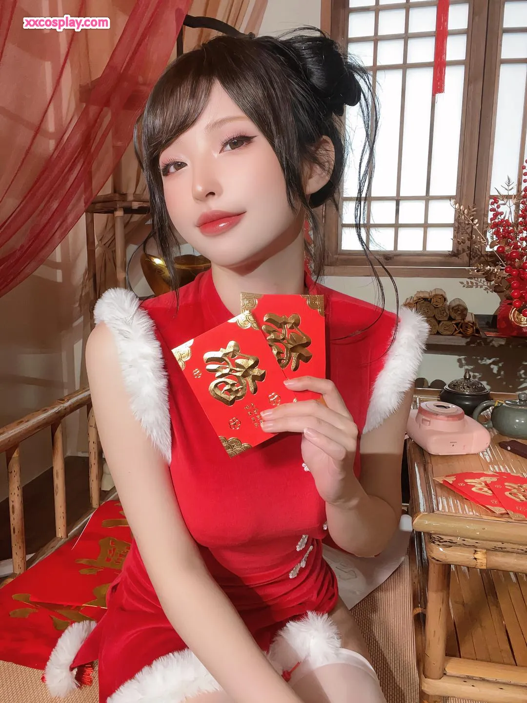 Le qipao rouge festif de Shimizu Yuno