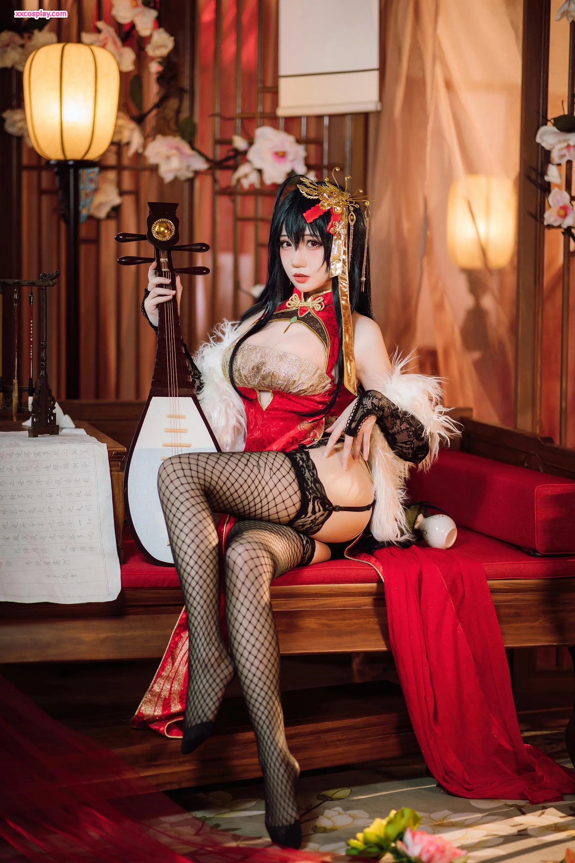 Mentan als Taihou in luxuriösem rotem Qipao