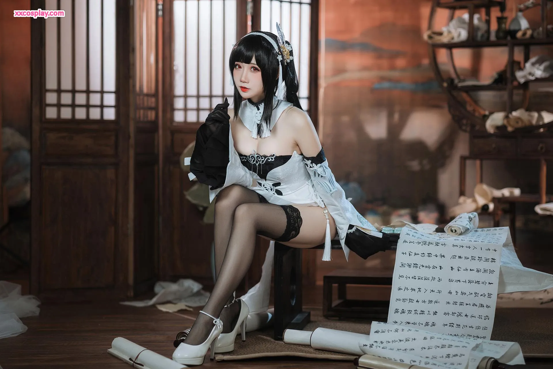 Menmen Tan als Zhenhai in Schwarz-Weiß Gala-Kleid (Azur Lane)