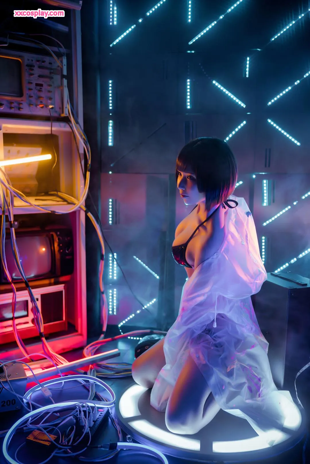 愛老師_PhD：ラテックスレインコート in ネオンサイバーパンク