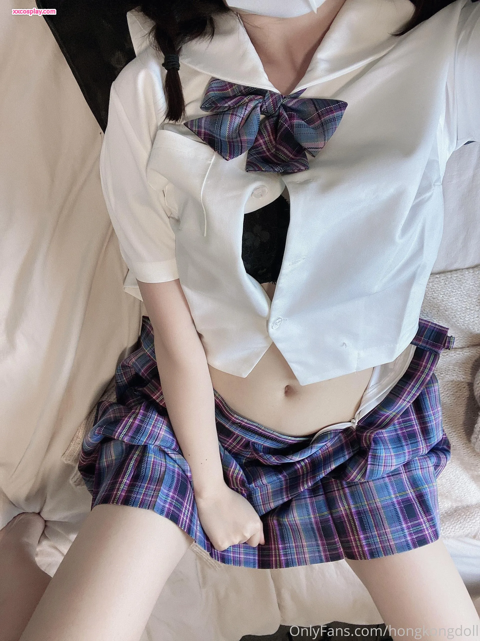 HongKongDoll dalam Seragam Sekolah Menggoda dengan Kucing Berbulu Halus