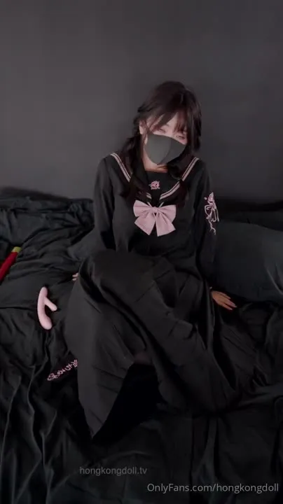 玩偶姐姐HongKongDoll cosplay album HongKongDoll NO.151: Schwarz-rosa JK-Langrock mit verführerischen Overknee-Strümpfen - Video 2