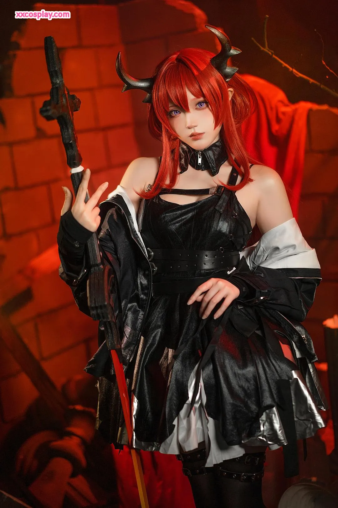 Guaxi Chan como Surtr - Cosplay Arknights
