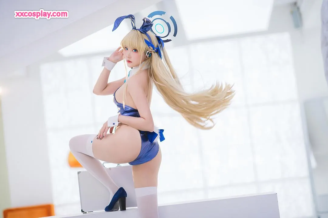 Guaxi Jiang : TOKI Lapine en Latex Bleu Brillant